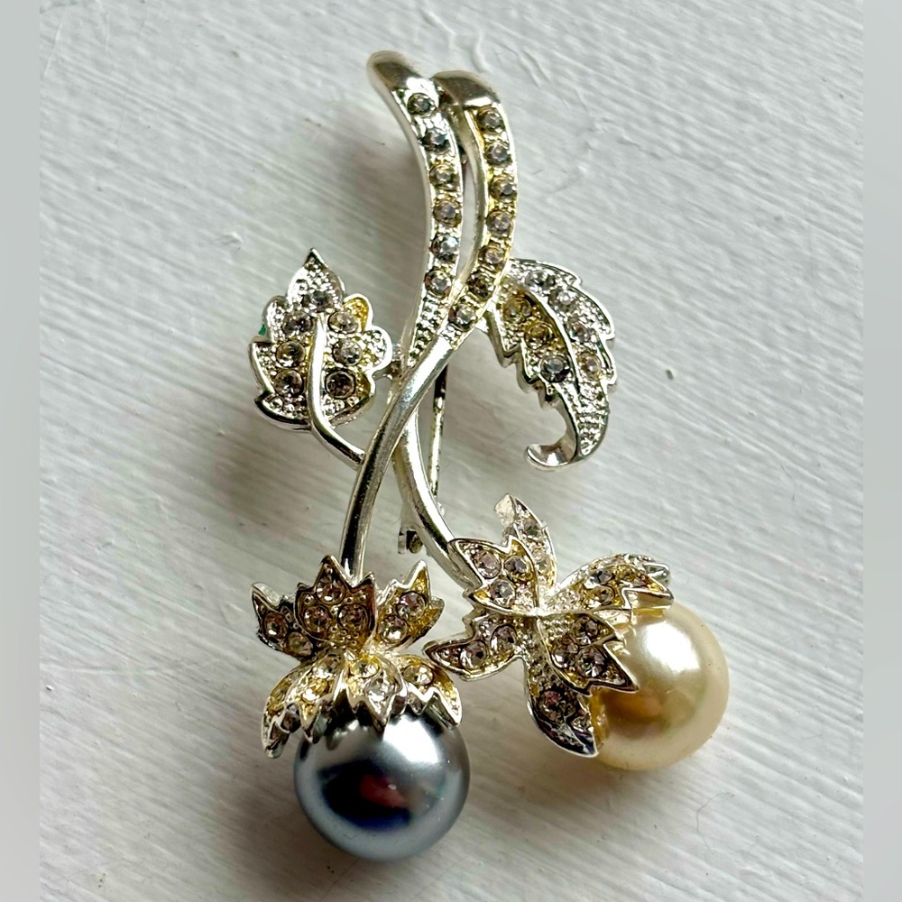 Avon Faux Two Tone Pearl Berry Brooch